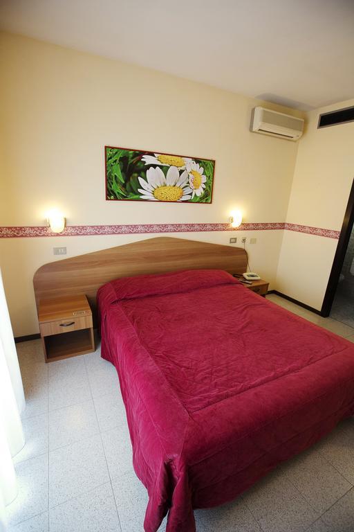 Hotel Ganfo Σιρμιόνε Δωμάτιο φωτογραφία